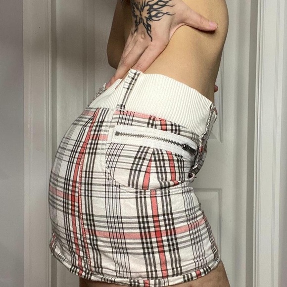 White and Pink Plaid Y2K Style Zipper and Button Micro Mini Skirt With Pockets - Picture 2 of 2